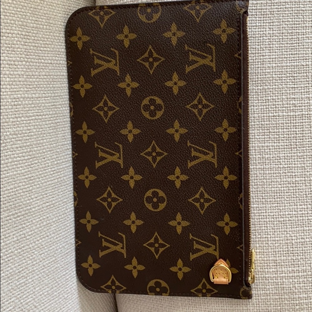 Louis Vuitton never full pouchette